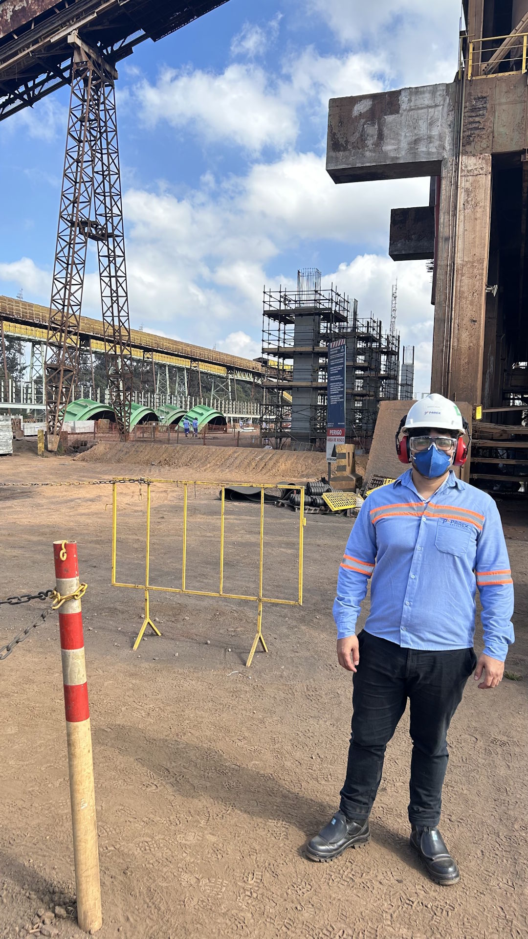 Profissional em ambiente de obra de infraestrutura
