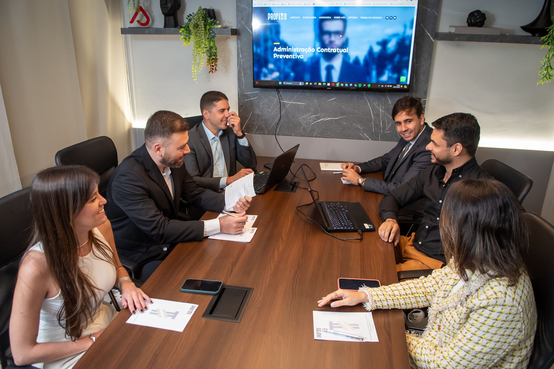 Equipe Profitto reunida em ambiente de trabalho