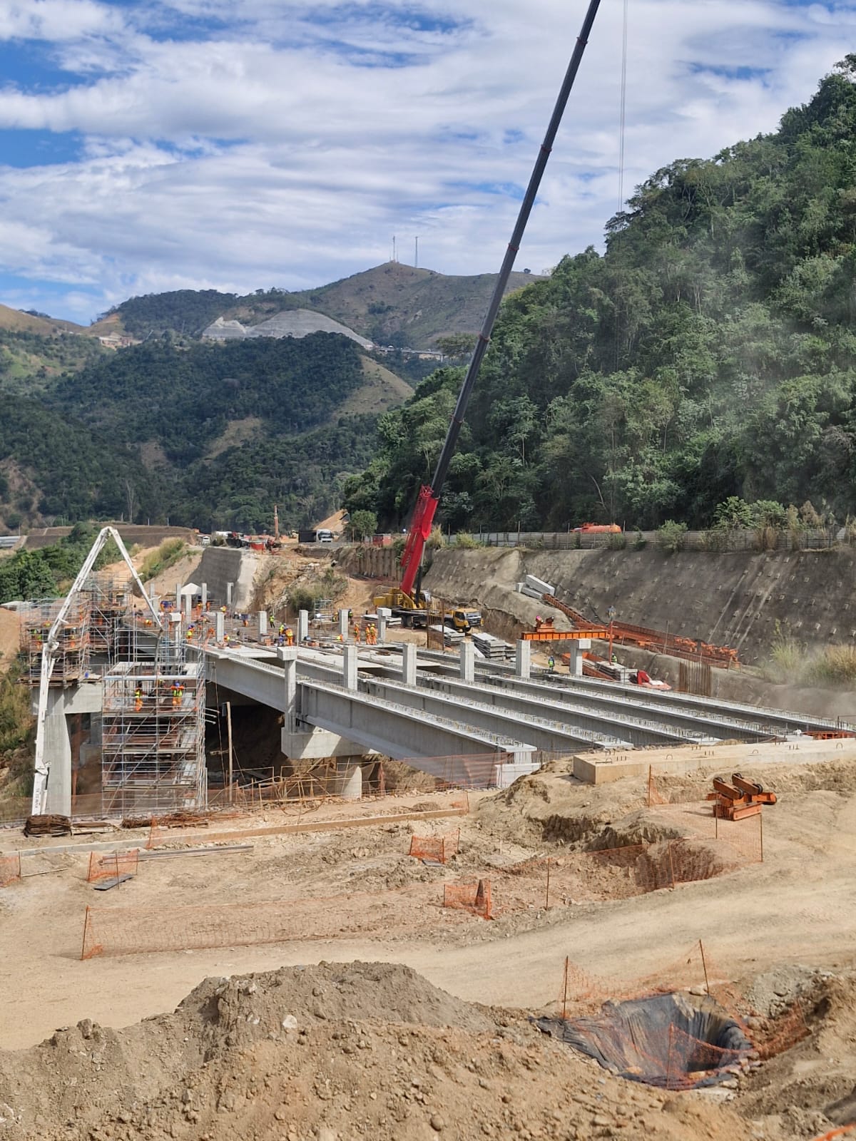 Obra de infraestrutura com estruturas de concreto e equipamentos em campo